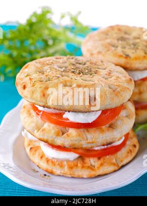 Ein sehr leckeres und erfrischendes Club Sandwich mit traditionellem Pita Brot, frischem Ziegenkäse und Tomaten Stockfoto