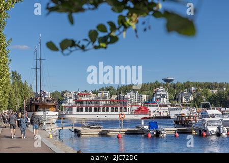 Die Uferpromenade in der Nähe des Sees Jyväsjärvi in Jyväskylä ist ein beliebter Ort für einen Besuch in den Sommermonaten Stockfoto