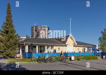 Die Uferpromenade in der Nähe des Sees Jyväsjärvi in Jyväskylä ist ein beliebter Ort für einen Besuch in den Sommermonaten Stockfoto