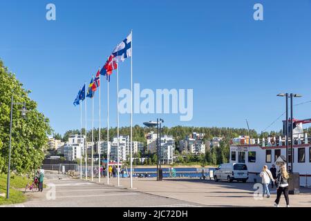 Die Uferpromenade in der Nähe des Sees Jyväsjärvi in Jyväskylä ist ein beliebter Ort für einen Besuch in den Sommermonaten Stockfoto