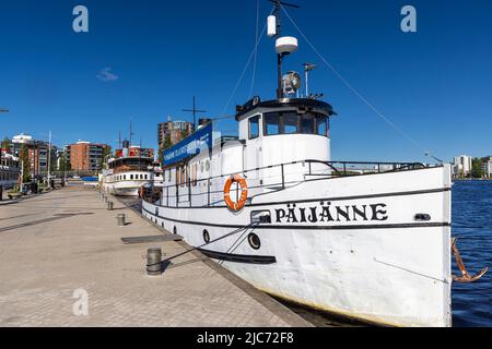 Die Uferpromenade in der Nähe des Sees Jyväsjärvi in Jyväskylä ist ein beliebter Ort für einen Besuch in den Sommermonaten Stockfoto