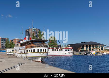 Die Uferpromenade in der Nähe des Sees Jyväsjärvi in Jyväskylä ist ein beliebter Ort für einen Besuch in den Sommermonaten Stockfoto