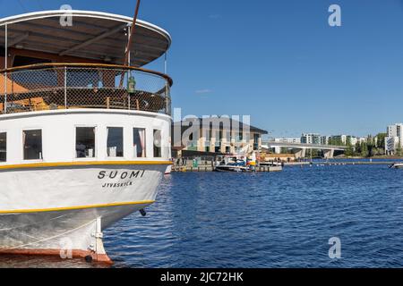 Die Uferpromenade in der Nähe des Sees Jyväsjärvi in Jyväskylä ist ein beliebter Ort für einen Besuch in den Sommermonaten Stockfoto