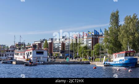 Die Uferpromenade in der Nähe des Sees Jyväsjärvi in Jyväskylä ist ein beliebter Ort für einen Besuch in den Sommermonaten Stockfoto