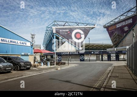 Millwall Football Club - The Den, und Millwall Cafe, Blick von außen, South Bermondsey, New Cross, südöstlich von London, Großbritannien. Stockfoto