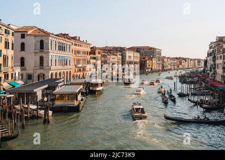 Venedig, Italien - 21. Mai 2022: Boote, Gondeln und Wassertaxis fahren durch den Canal Grande und die Gebäude von der Rialtobrücke in Venedig, Hauptstadt o Stockfoto