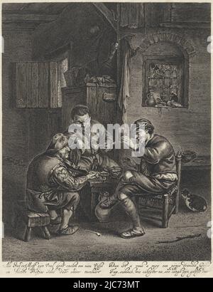 Innen mit drei Bauern, die um eine Bank sitzen. Der Mann auf der linken Seite spielt Geige, der Mann auf der rechten Seite hebt ein Glas, und der Mann in der Mitte hält eine Pfeife. Unten am Rand ein vierzeiliger Vers auf Niederländisch, drei Bauern sitzen um eine Bank, Druckerei: Jonas Suyderhoef, (erwähnt auf Objekt), nach: Adriaen van Ostade, (erwähnt auf Objekt), Haarlem, 1647 - 1686 und/oder 1720 - 1800, Papier, Gravur, H 286 mm × B 223 mm Stockfoto