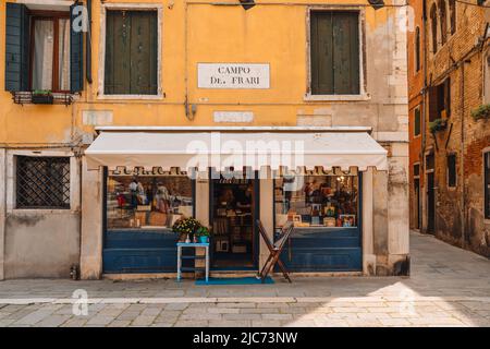 Venedig, Italien - 21. Mai 2022: Kleines Buchbinderei-Geschäft auf dem Campo dei Frari in Venedig. Venedig ist wegen seiner Einzigartigkeit und seiner Einzigartigkeit ein beliebtes Touristenziel Stockfoto