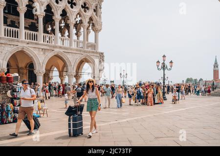 Venedig, Italien - 21. Mai 2022: Touristen kommen am Markusplatz in Venedig an, der Hauptstadt der Region Venetien und einem berühmten Reiseziel. Stockfoto