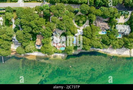 Häuser am Wasser am Gardiners Bay Drive in Shelter Island, NY Stockfoto