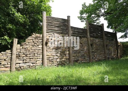 Rekonstruktion der keltischen Stadtmauer bei Finsterlohr Stockfoto