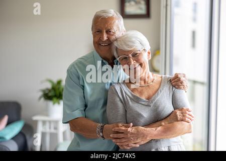 Gerne älteres Paar zu Hause Stockfoto