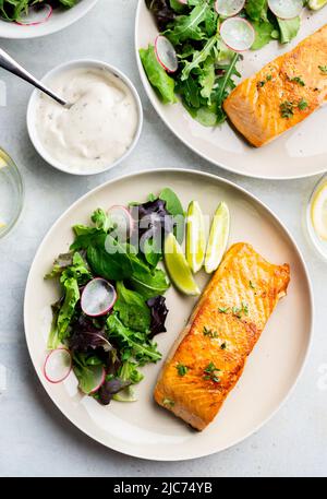 Gegrilltes Lachsfilet und frischer Gemüsesalat. Mediterrane Ernährung. Stockfoto