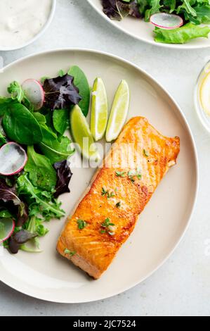 Gegrilltes Lachsfilet und frischer Gemüsesalat. Mediterrane Ernährung. Stockfoto