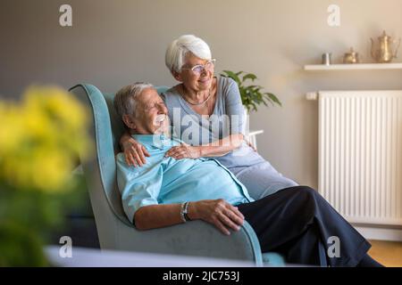Gerne älteres Paar zu Hause Stockfoto