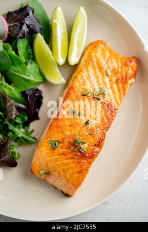Gegrilltes Lachsfilet und frischer Gemüsesalat. Mediterrane Ernährung. Stockfoto
