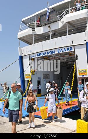 Aegina, Griechenland, - 2022. Mai: Menschen, die von Athen aus eine Fähre nach der Ankunft auf der Insel Aegina aussteigen Stockfoto