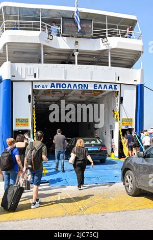 Aegina, Griechenland, - 2022. Mai: Menschen und Autos steigen auf eine Fähre, um von der Insel nach Athen zurückzukehren Stockfoto