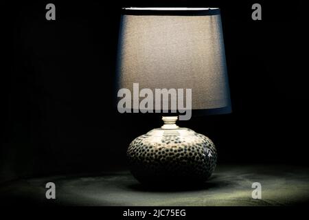 Nachttischlampe im Lieferumfang enthalten leuchtet in der dunklen, Retro-Stil Lampe Stockfoto