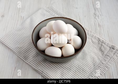 Rohe, käfigfreie, weiße Eier in einer Schüssel, Seitenansicht. Stockfoto