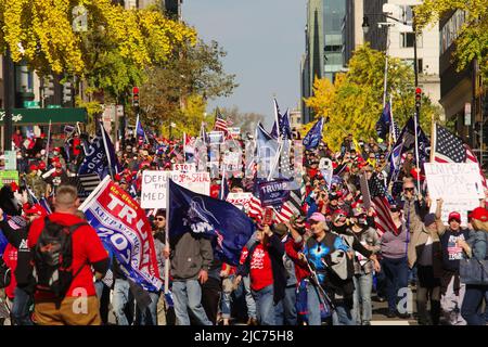 WASHINGTON, DC - 14. November 2020: Tausende Anhänger des damaligen Präsidenten Donald Trump protestierten gegen die Ergebnisse der Wahlen 2020. Stockfoto