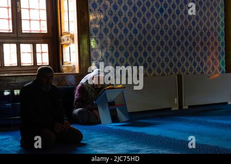 Islamisches Hintergrundbild. Ein älterer muslimischer Mann liest den koran in der Moschee in der Nähe des Fensters. Ramadan oder islam oder kandil oder Laylat al-qadr oder kadir Geces Stockfoto