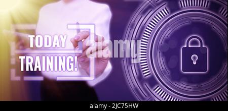 Inspiration mit Schild Training. Wort für eine Aktivität trat beim Starten eines neuen Jobprojekts oder der Arbeit zwei Köpfe Connected Puzzle mit Lösungsanzeigen auf Stockfoto