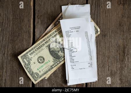 Ein Scheck aus dem Supermarkt ist auf dem Tisch, ein Papierscheck mit Einkäufen, Finanzen Summen Stockfoto