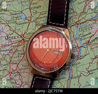Raketa ewige Kalenderuhr, aus der alten CCCP/UdSSR, Russland - ein Produkt der Moskauer Uhrenfabrik Nummer eins, auf einer russischen Karte Stockfoto