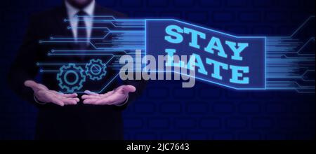 Konzeptionelle Bildunterschrift bleibt zu spät. Konzept bedeutet Eine Routine, in der eine Person geht zu irgendwo außerhalb der Zeit Geschäftsmann in Anzug hält Tablet symbolisieren Stockfoto