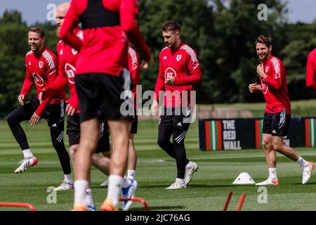 PONTYCLUN, WALES - 10. JUNI 2022: Der walisische Aaron Ramsey und der walisische Joe Allen während einer Trainingseinheit im Vale Resort vor der League A 2022 Nations League gegen Belgien am 11.. Juni 2022 im Cardiff City Stadium. (Bild von John Smith/FAW) Stockfoto