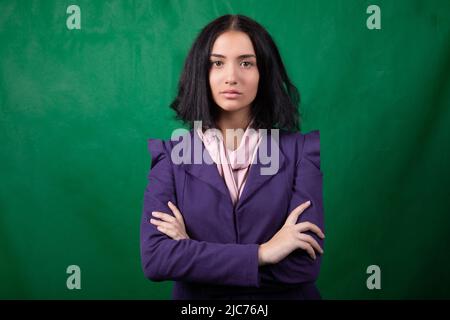 Junge hübsche Modell posiert mit gekreuzten Ellbogen im Studio-Porträt Stockfoto