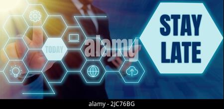Textunterschrift mit „Bleiben Sie zu spät“. Geschäftsübersicht Eine Routine, in der eine Person an einen Ort außerhalb der Zeit geht -47215 Stockfoto
