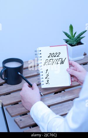 Inspiration zeigt Zeichen 2022 Review. Geschäftsansatz mit Blick auf wichtige Ereignisse oder Aktionen, die im Vorjahr -47954 durchgeführt wurden Stockfoto