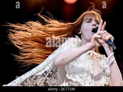 Berlin, Deutschland. 10.. Juni 2022. Die Sängerin Florence Leontine Mary Welch von der englischen Band 'Florence The Machine' tritt auf der Bühne des Tempelhof Sounds Festivals auf dem Gelände des ehemaligen Berliner Flughafens Tempelhof auf. Kredit: Britta Pedersen/dpa/Alamy Live Nachrichten Stockfoto