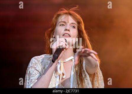 Berlin, Deutschland. 10.. Juni 2022. Die Sängerin Florence Leontine Mary Welch von der englischen Band 'Florence The Machine' tritt auf der Bühne des Tempelhof Sounds Festivals auf dem Gelände des ehemaligen Berliner Flughafens Tempelhof auf. Kredit: Britta Pedersen/dpa/Alamy Live Nachrichten Stockfoto