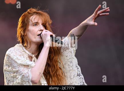 Berlin, Deutschland. 10.. Juni 2022. Die Sängerin Florence Leontine Mary Welch von der englischen Band 'Florence The Machine' tritt auf der Bühne des Tempelhof Sounds Festivals auf dem Gelände des ehemaligen Berliner Flughafens Tempelhof auf. Kredit: Britta Pedersen/dpa/Alamy Live Nachrichten Stockfoto