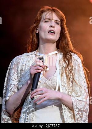 Berlin, Deutschland. 10.. Juni 2022. Die Sängerin Florence Leontine Mary Welch von der englischen Band 'Florence The Machine' tritt auf der Bühne des Tempelhof Sounds Festivals auf dem Gelände des ehemaligen Berliner Flughafens Tempelhof auf. Kredit: Britta Pedersen/dpa/Alamy Live Nachrichten Stockfoto