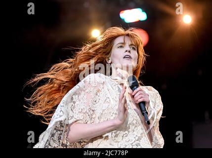 Berlin, Deutschland. 10.. Juni 2022. Die Sängerin Florence Leontine Mary Welch von der englischen Band 'Florence The Machine' tritt auf der Bühne des Tempelhof Sounds Festivals auf dem Gelände des ehemaligen Berliner Flughafens Tempelhof auf. Kredit: Britta Pedersen/dpa/Alamy Live Nachrichten Stockfoto