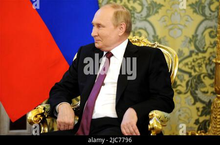 Moskau, Russland. 10.. Juni 2022. Der russische Präsident Wladimir Putin hat am 10. Juni 2022 im Kreml in Moskau, Russland, ein bilaterales Treffen mit dem turkmenischen Präsidenten Serdar Berdimuhamedow geführt. Quelle: Mikhail Klimentyev/Kremlin Pool/Alamy Live News Stockfoto