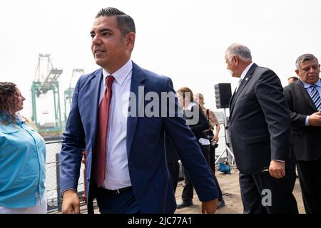 Los Angeles, USA. 10.. Juni 2022. Der Bürgermeister von Long Beach, Robert Garcia, nimmt an den Ausführungen von Präsident Joe Biden über die Bemühungen der Regierung Teil, die Inflation und Lieferkettenknappheit auf dem Schlachtschiff der USS Iowa mit Blick auf den Hafen von Los Angeles in Los Angeles, Kalifornien, zu bekämpfen, 10. Juni 2022. (Foto von Dominick Sokotoff/Sipa USA) Quelle: SIPA USA/Alamy Live News Stockfoto