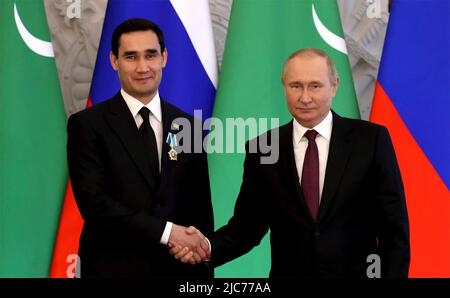 Moskau, Russland. 10.. Juni 2022. Der russische Präsident Wladimir Putin, rechts, begrüßt den turkmenischen Präsidenten Serdar Berdimuhamedow am 10. Juni 2022 im Kreml in Moskau, Russland. Kredit: Sergey Guneev/Kremlin Pool/Alamy Live Nachrichten Stockfoto