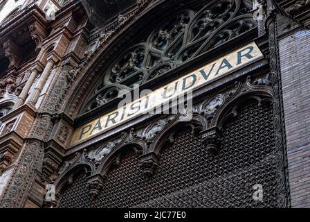 Fassadendetail des Gebäudes Parisi Udvar. Budapest Ungarn. 09/2007 Stockfoto