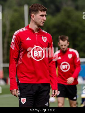 PONTYCLUN, WALES - 10. JUNI 2022: Chris Mepham von Wales während einer Trainingseinheit im Vale Resort vor der League A 2022 Nations League gegen Belgien am 11.. Juni 2022 im Cardiff City Stadium. (Bild von John Smith/FAW) Stockfoto