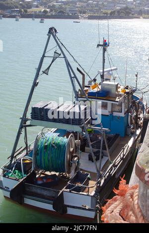 Leben in Neuseeland. Kleines, kommerzielles Fischerboot an der Anlegestelle von Oamaru. Stockfoto