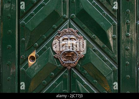 Eingangstür zur französischen Botschaft. Prag, Tschechische Republik. 09/2007 Stockfoto