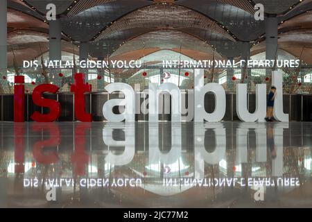 Schild für den Flughafen Istanbul im Terminal für internationale Abflüge Stockfoto