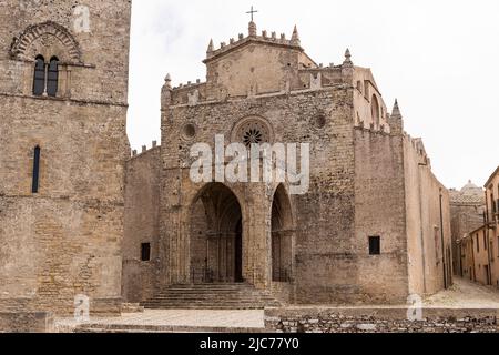 Architektonische Sehenswürdigkeiten des Turms des Königs Federico und des Real Duomo in Erice, Italien Stockfoto