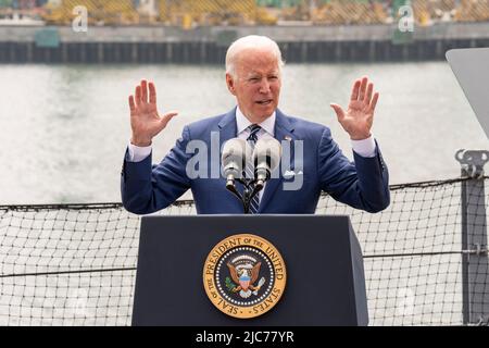 Los Angeles, Kalifornien, USA. 10.. Juni 2022. Präsident JOE BIDEN kommentiert die Bemühungen der Regierung, Inflation und Lieferkettenengpässe auf dem Schlachtschiff der USS Iowa, das den Hafen von Los Angeles in Los Angeles, Kalifornien, überblickt, am 10. Juni 2022 zu beheben. (Bild: © Dominick Sokotoff/ZUMA Press Wire) Bild: ZUMA Press, Inc./Alamy Live News Stockfoto