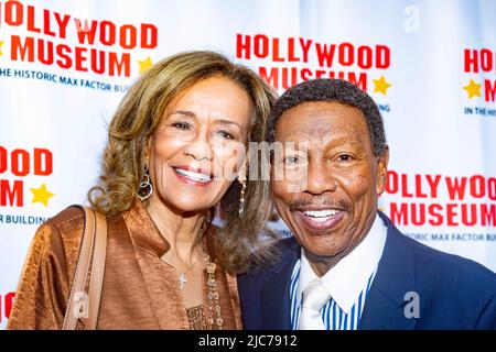 Hollywood, USA. 09.. Juni 2022. Marilyn McCoo, Billy Davis Jr. besuchen Real to Reel: Portrays and Perceptions of LGBTQ+ in Hollywood Exhibit at the Hollywood Museum, Hollywood, CA on June 9., 2022 Credit: Eugene Powers/Alamy Live News Stockfoto